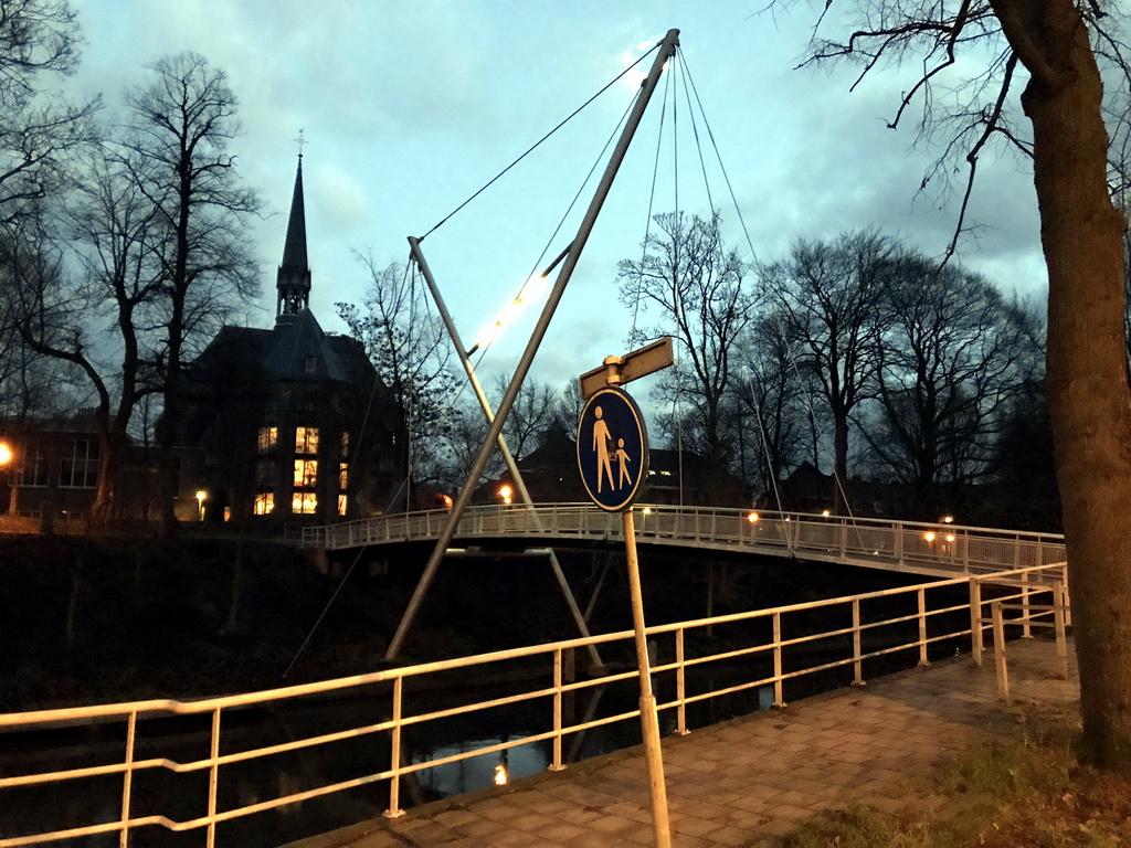 The Martinusbrug pedestrian bridge over the Stadsbuitengracht and the Sint-Martinuskerk church, viewed from the Catharijnesingel street, at sunset