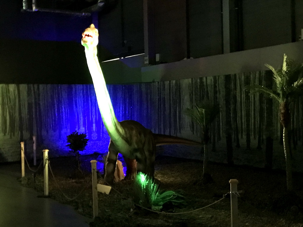 Brachiosaurus statue at the World of Dinos exhibition at the Jaarbeurs building, with explanation