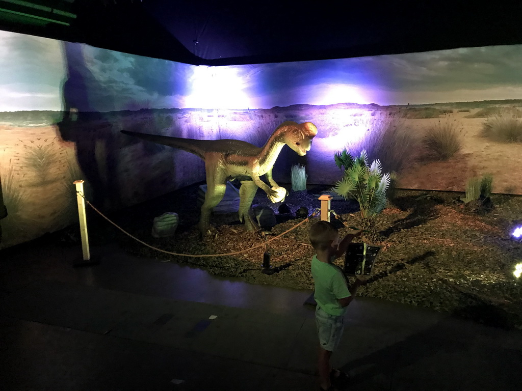 Oviraptor statue at the World of Dinos exhibition at the Jaarbeurs building