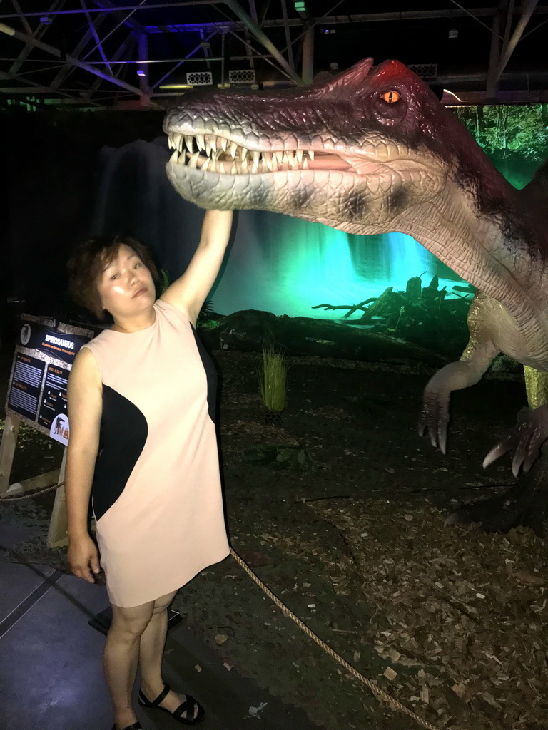 Miaomiao with a Spinosaurus statue at the World of Dinos exhibition at the Jaarbeurs building, with explanation