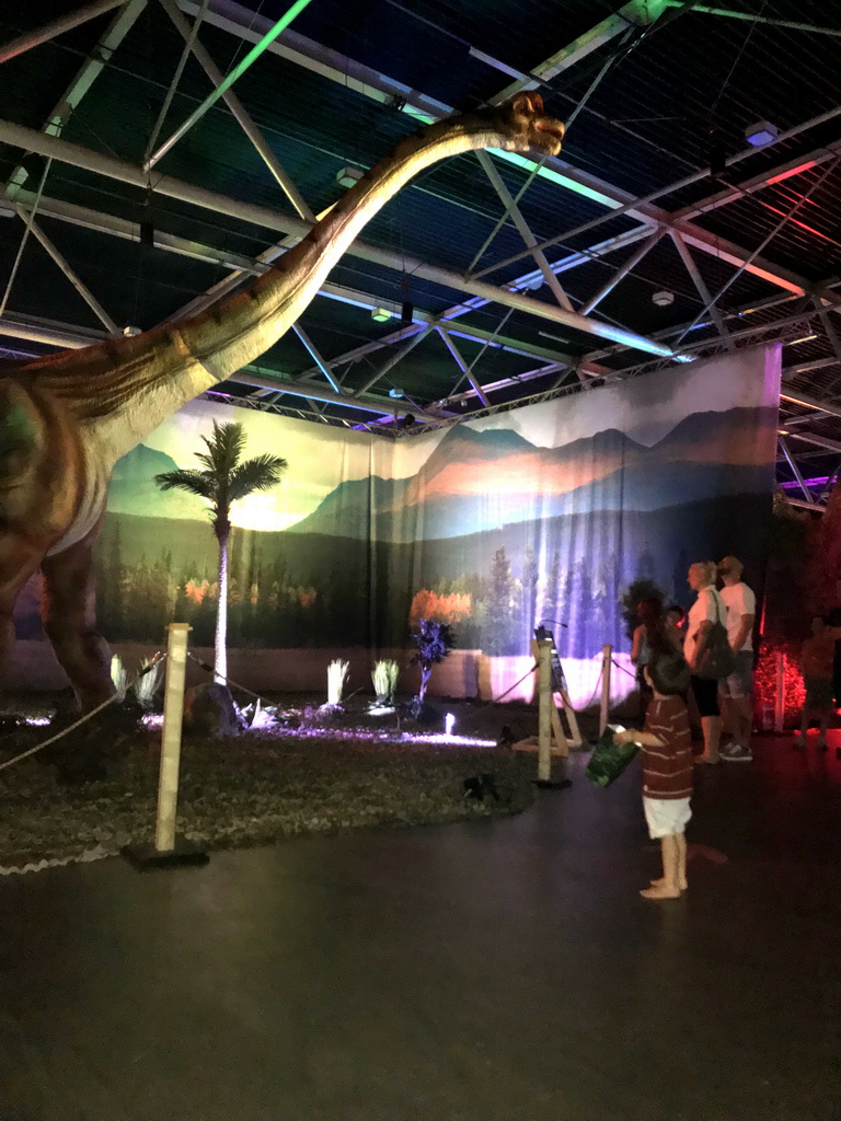 Max with a Diplodocus statue at the World of Dinos exhibition at the Jaarbeurs building