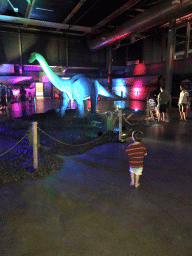 Max with a Diplodocus statue at the World of Dinos exhibition at the Jaarbeurs building