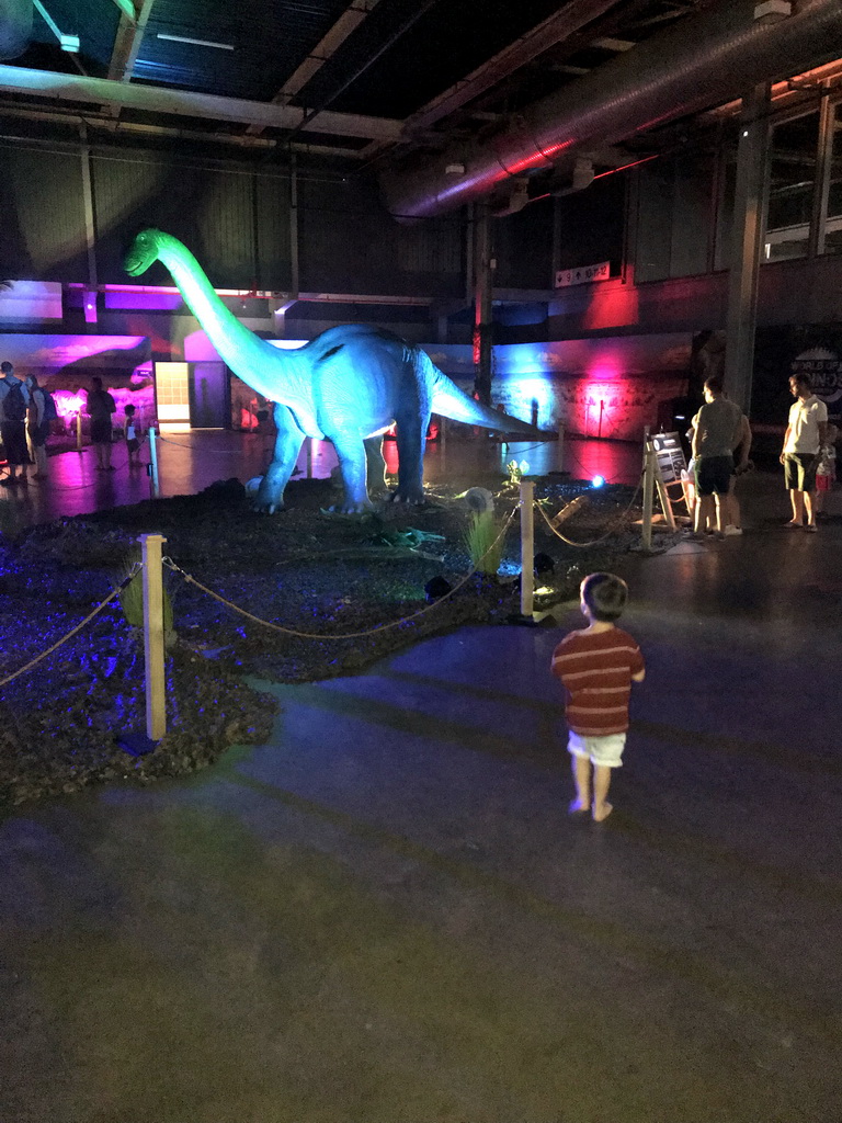 Max with a Diplodocus statue at the World of Dinos exhibition at the Jaarbeurs building