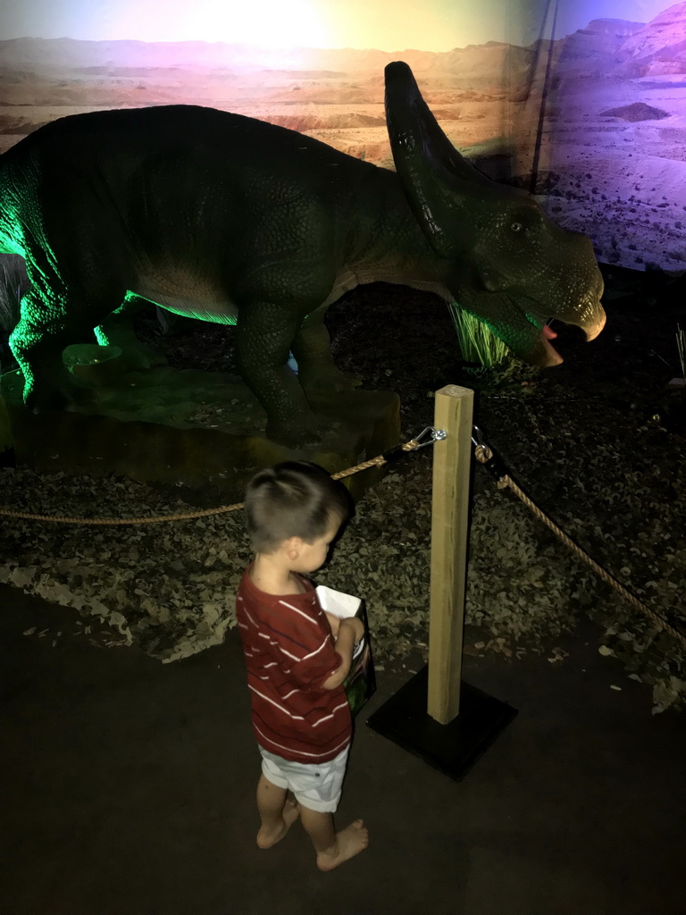 Max with a Protoceratops statue at the World of Dinos exhibition at the Jaarbeurs building