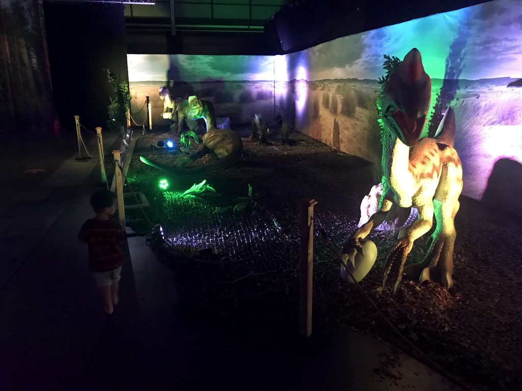 Max with Oviraptor statues at the World of Dinos exhibition at the Jaarbeurs building