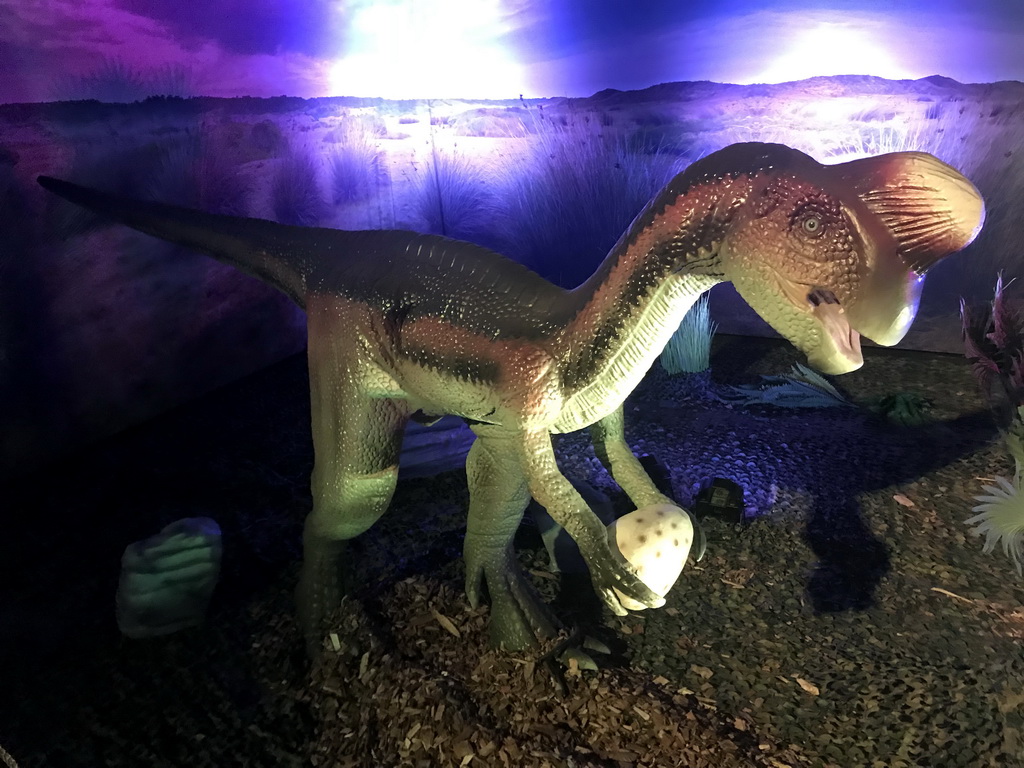Oviraptor statue at the World of Dinos exhibition at the Jaarbeurs building