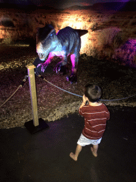 Max with a Velociraptor statue at the World of Dinos exhibition at the Jaarbeurs building