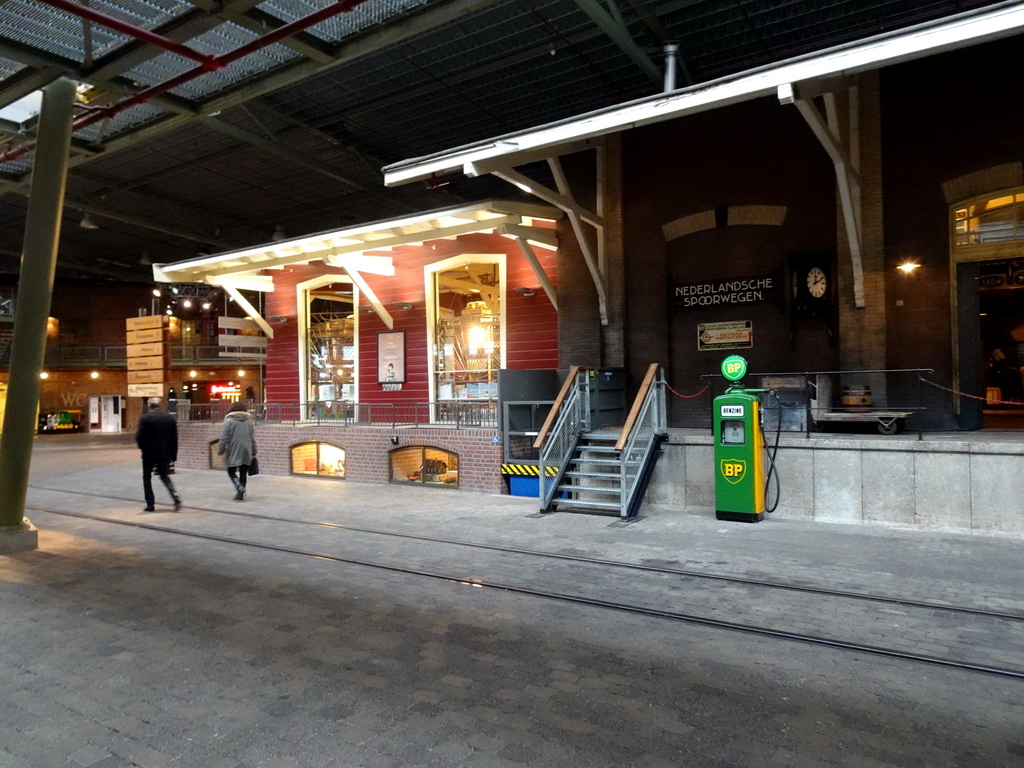 The Loods Nijverdal room and the Spoorwinkel De Loods souvenir shop at the Werkplaats hall of the Spoorwegmuseum