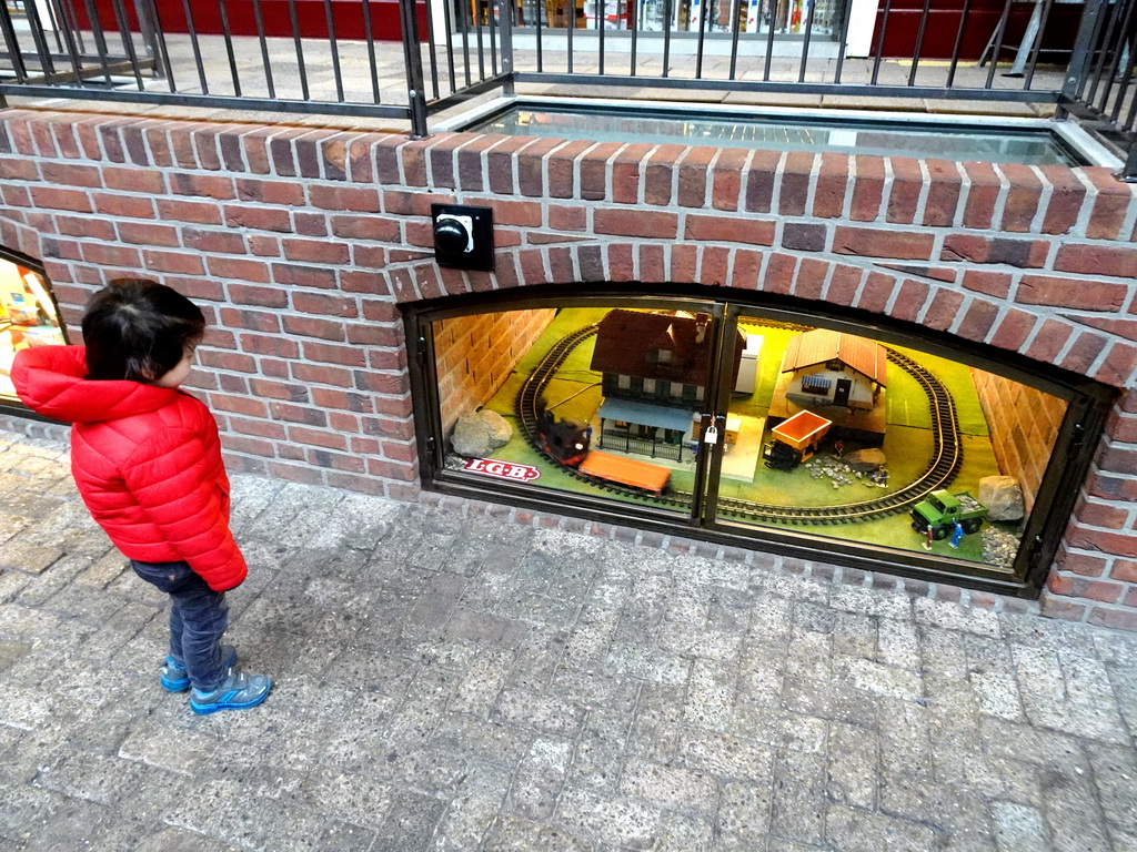 Max with a scale model of a train at the Werkplaats hall of the Spoorwegmuseum