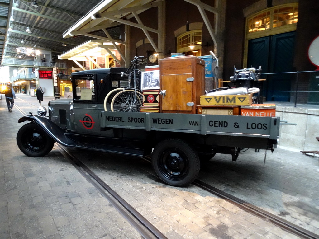 Old automobile at the Werkplaats hall of the Spoorwegmuseum