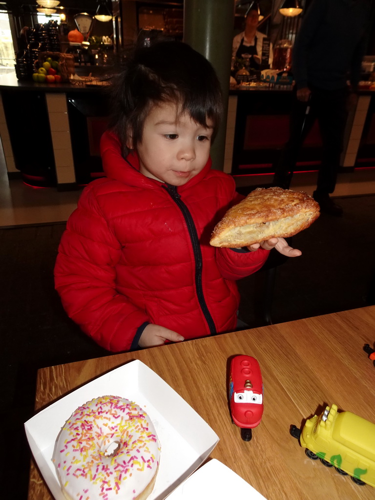 Max having lunch at the De Remise restaurant at the Werkplaats hall of the Spoorwegmuseum