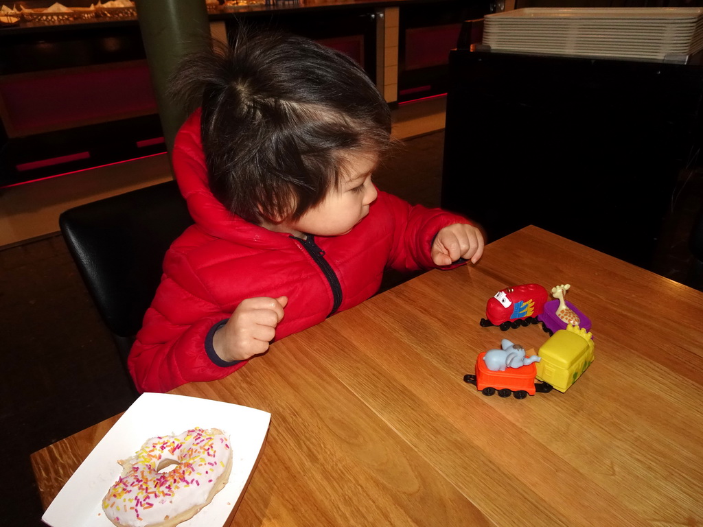 Max playing with train toys at the De Remise restaurant at the Werkplaats hall of the Spoorwegmuseum
