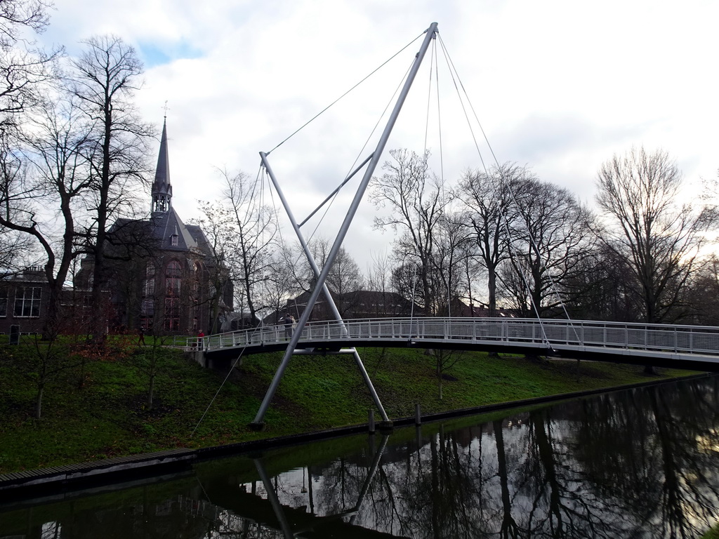 The Martinusbrug pedestrian bridge over the Stadsbuitengracht and the Sint-Martinuskerk church, viewed from the Catharijnesingel street