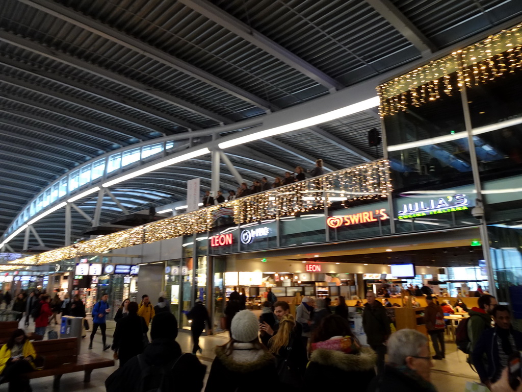 Choir singing christmas songs at the Utrecht Central Railway Station