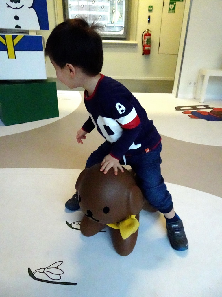 Max with a statue of Snuffie the dog at the entrance of the Nijntje Museum