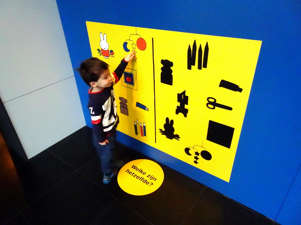 Max with a puzzle at the Museum Room at the ground floor of the Nijntje Winter Museum