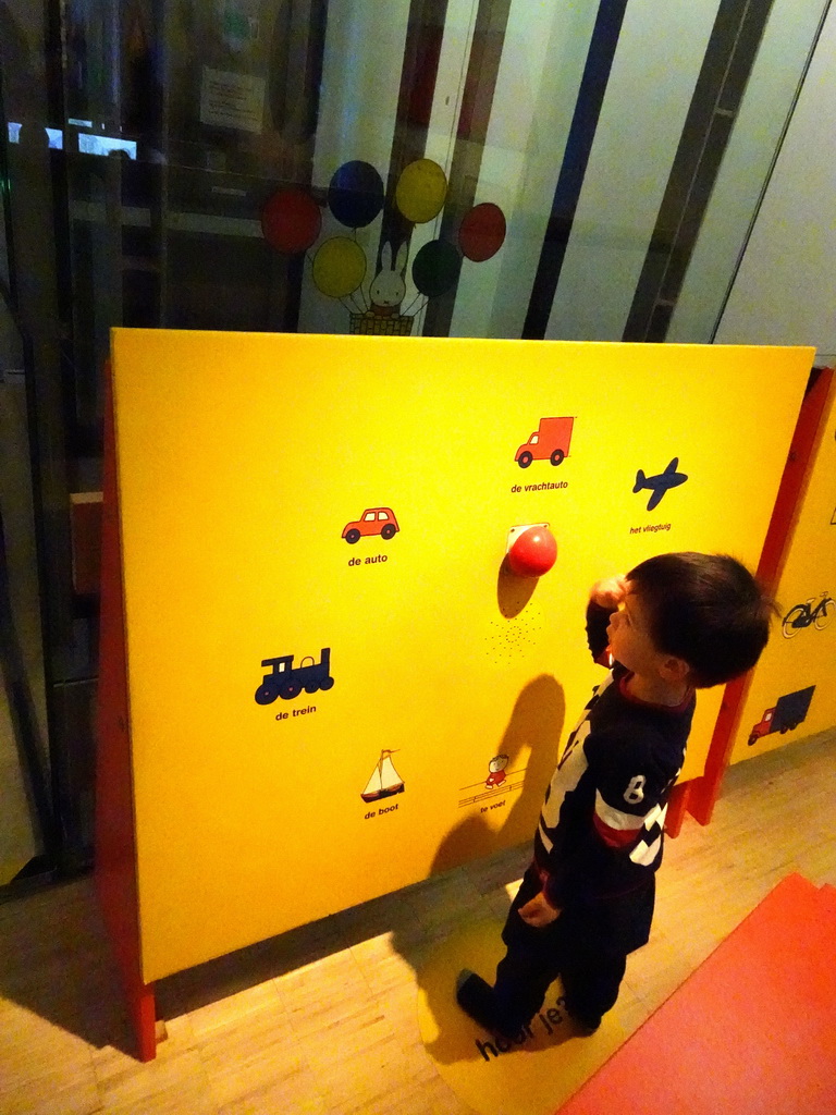 Max doing a puzzle at the Traffic Room at the ground floor of the Nijntje Winter Museum