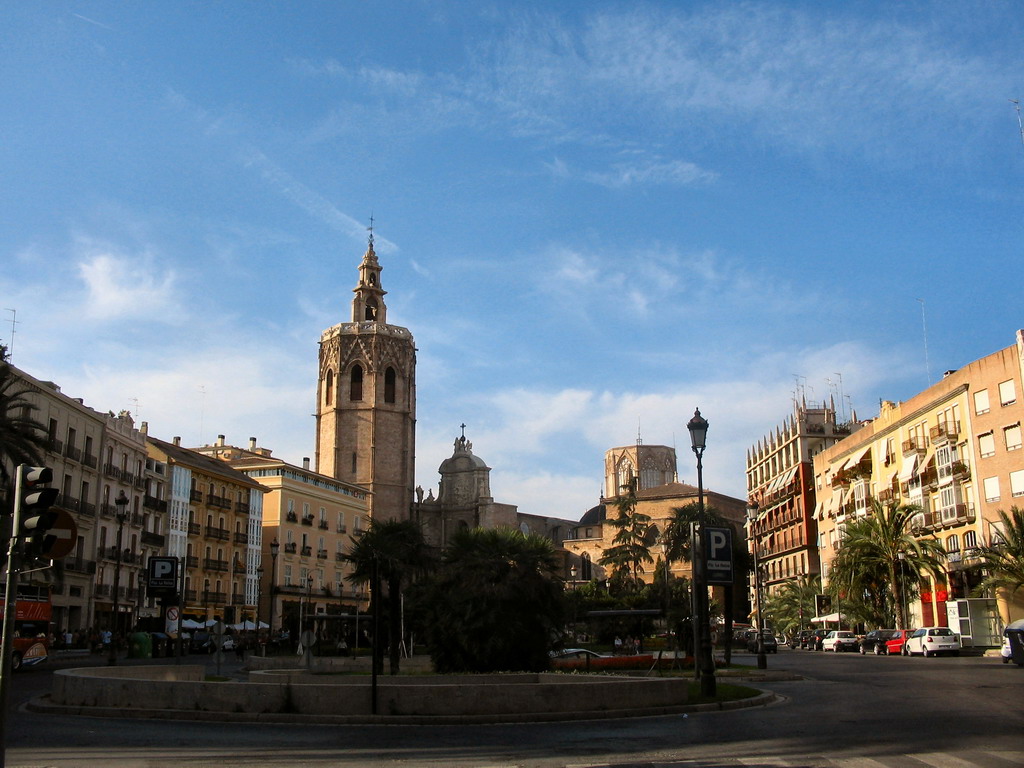 The Plaça de la Reina square with the south side of the Valencia Cathedral