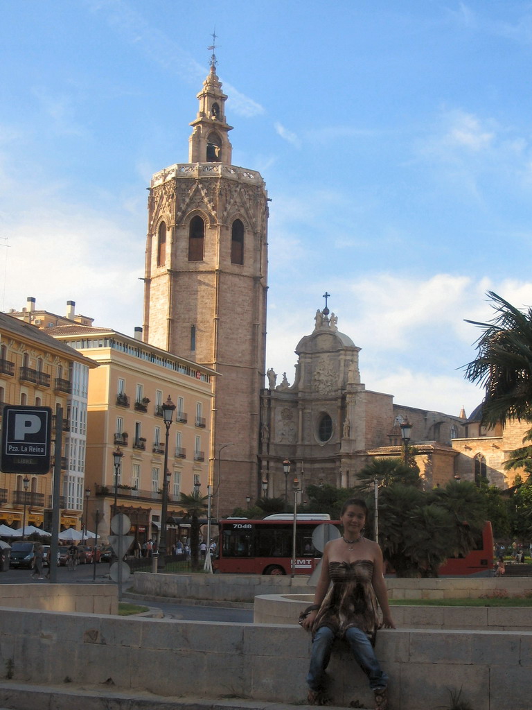 Miaomiao at the Plaça de la Reina square with the south side of the Valencia Cathedral