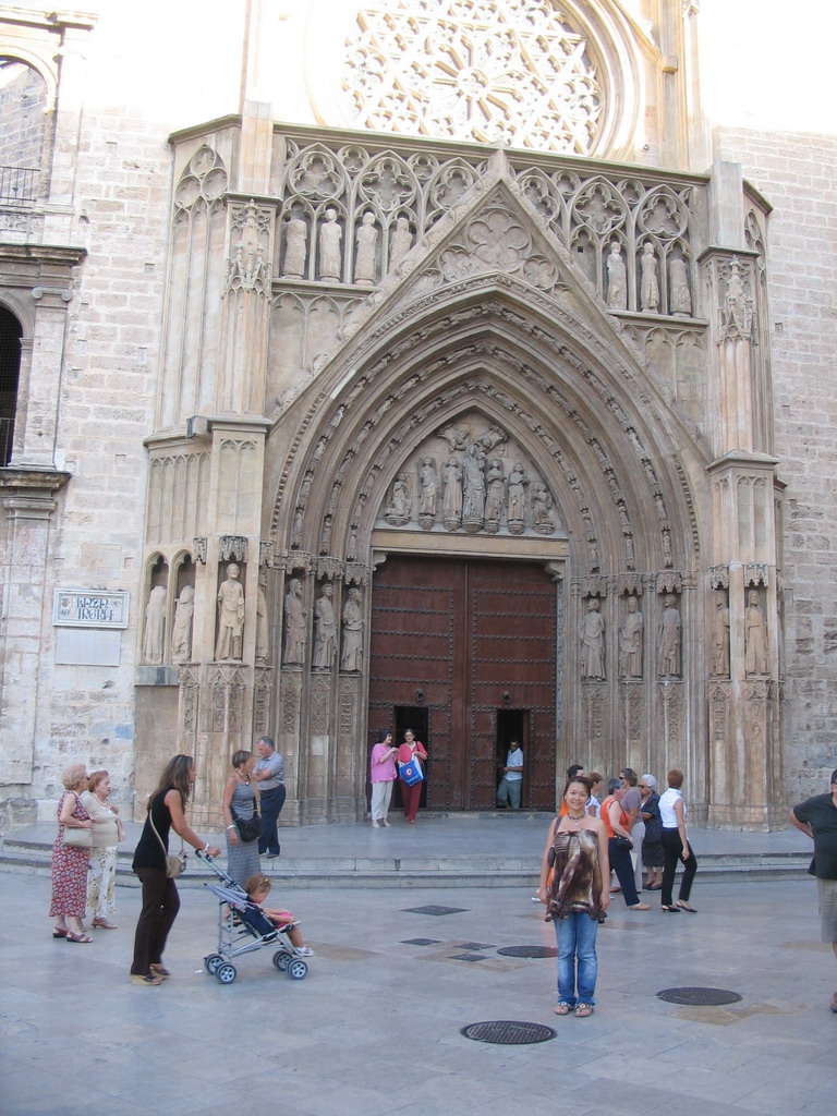 Miaomiao in front of the northwest side of the Valencia Cathedral at the Plaça de la Mare de Déu square