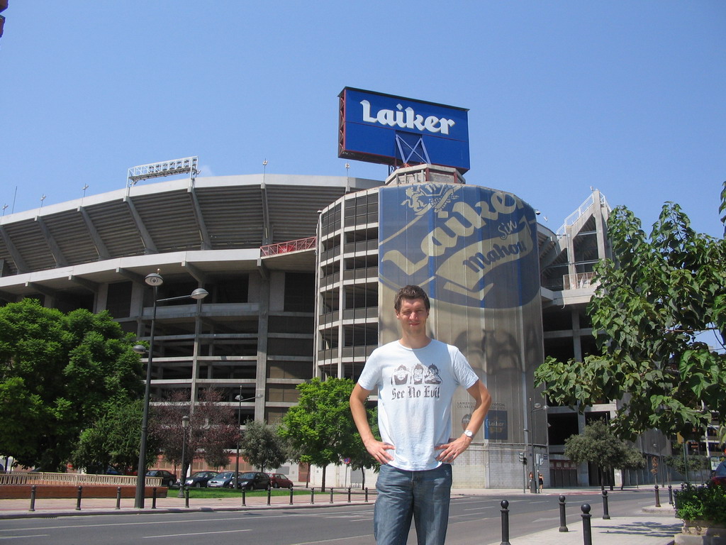 Tim at the northeast side of the Mestalla Stadium at the Avinguda d`Aragó street