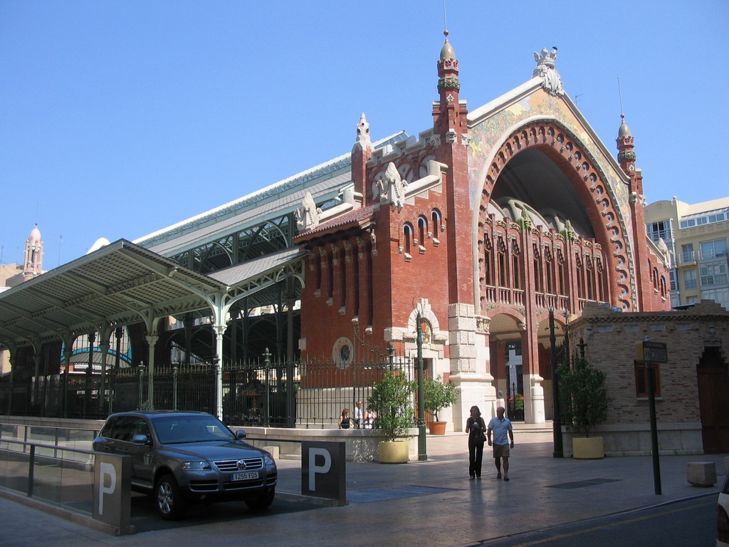 Northwest side of the Mercado de Colón market at the crossing of the Carrer de Jorge Juan and Carrer Cirilo Amoros streets