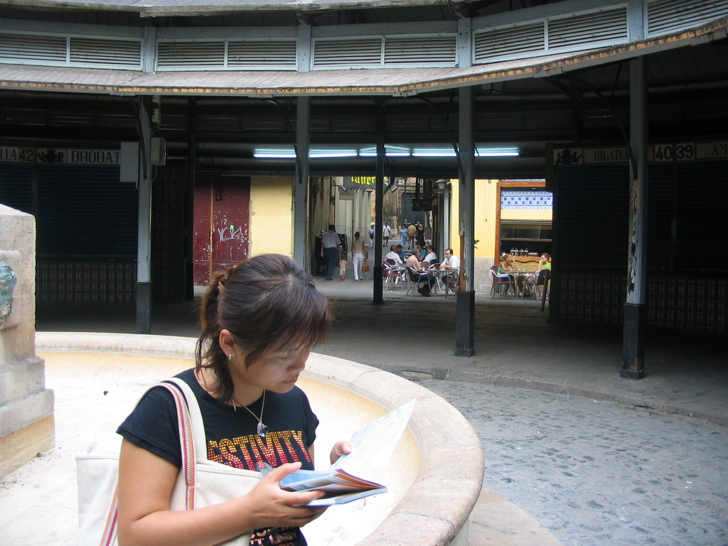 Miaomiao at the fountain at the Plaça Redona square