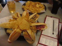 Dinner at the Cervezeria 100 Montaditos restaurant at the Plaça de la Reina square