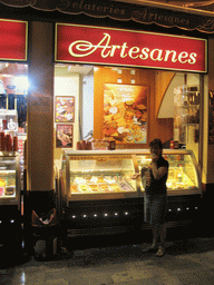Miaomiao in front of the Helados Artesanos Llinares ice cream shop at the Plaça de la Reina square, by night