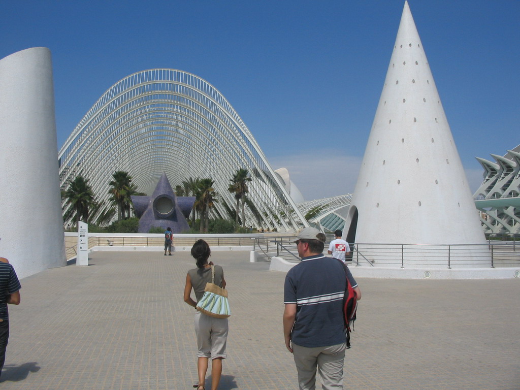 Our friends at the east side of the Umbracle botanical garden at the Ciudad de las Artes y las Ciencias complex