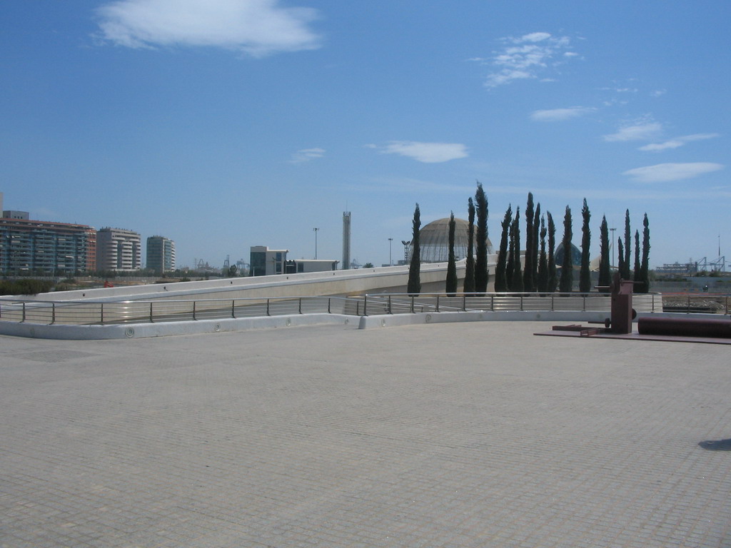 The southwest side of the Oceanogràfic aquarium with the Wetlands Aviary at the Ciudad de las Artes y las Ciencias complex