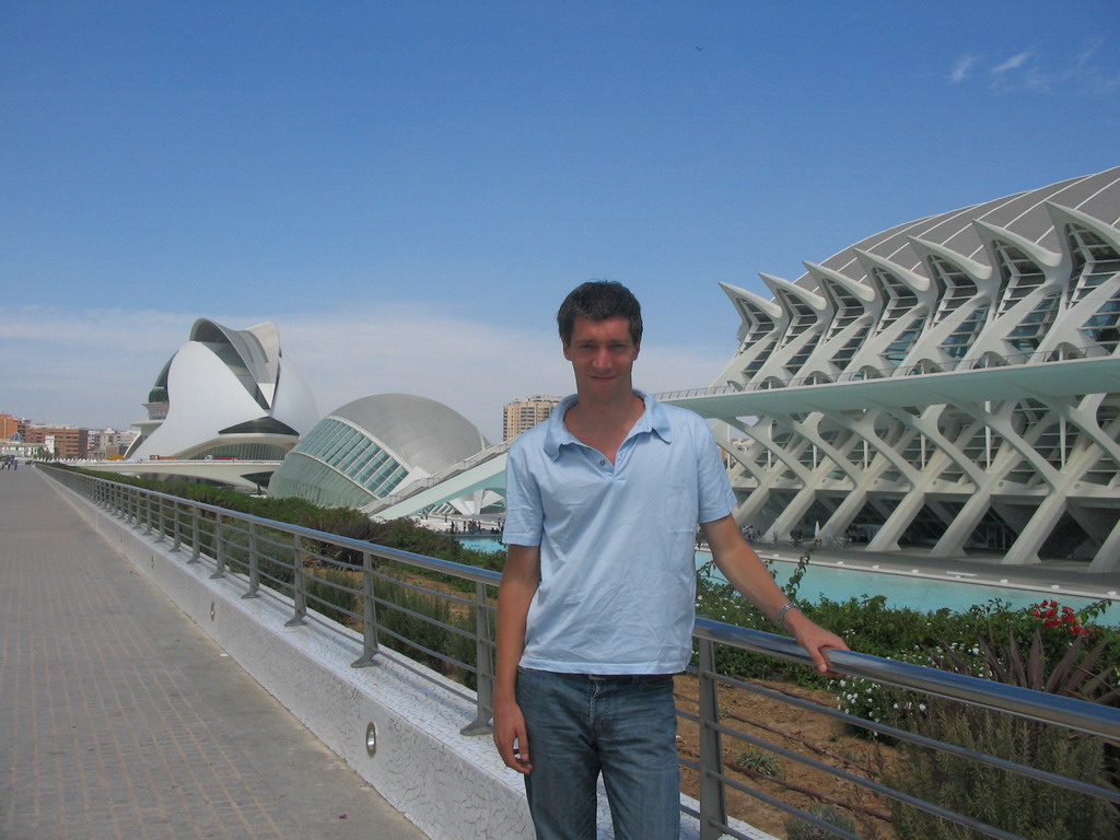 Tim with the Palau de les Arts Reina Sofia art center, the Hemisfèric cinema and the Museu de les Ciències Príncipe Felipe museum at the Ciudad de las Artes y las Ciencias complex