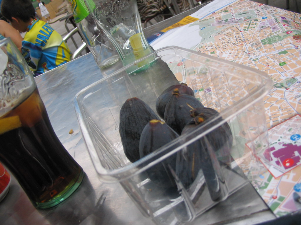 Fruit and a city map on the terrace of a restaurant in the city center