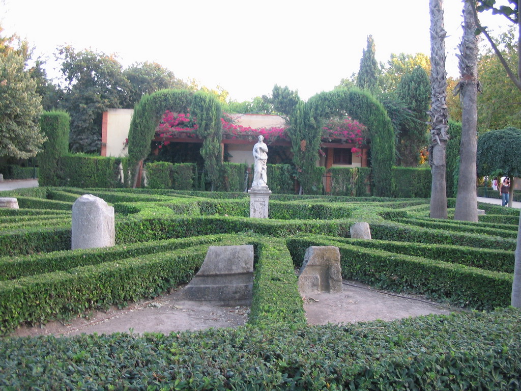 Statue and house at the Jardí del Túria park