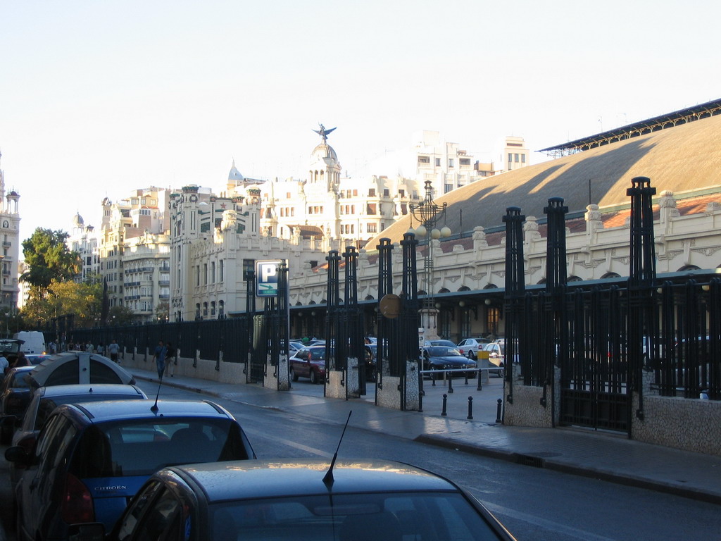 Northwest side of the Valencia North Railway Station and the facade of the Consulate of Bolivia, viewed from the Carrer de Bailèn street