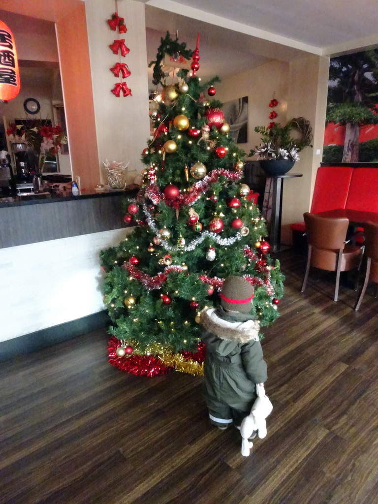 Max with a christmas tree at the Kodoo restaurant