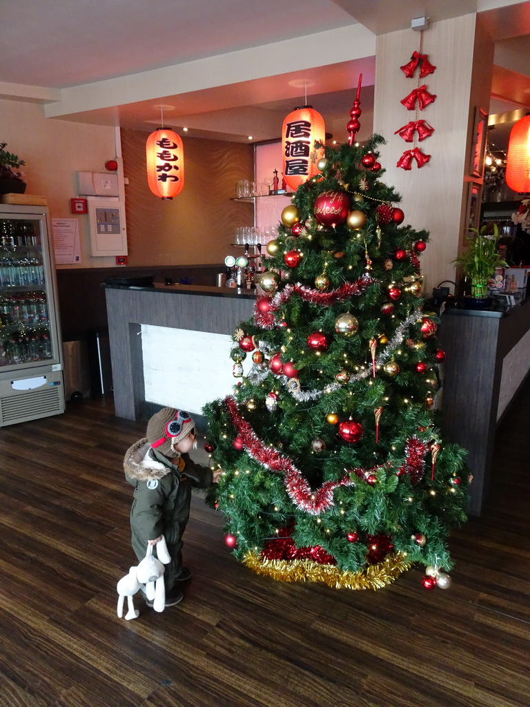 Max with a christmas tree at the Kodoo restaurant