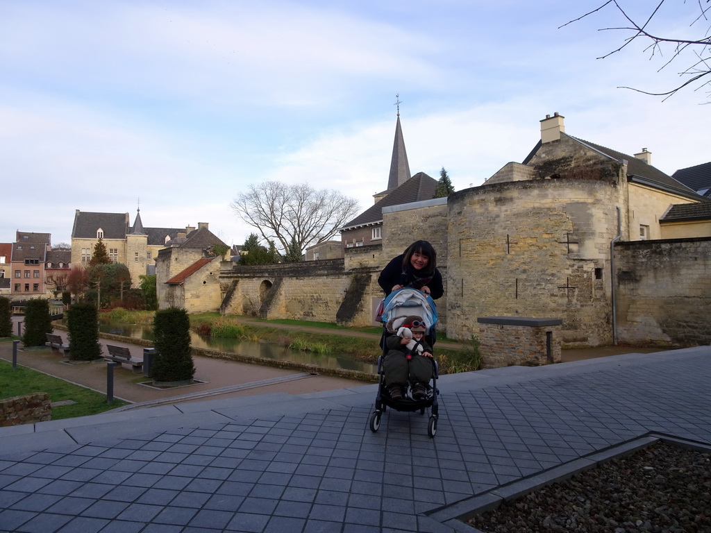 Miaomiao and Max at the Halderstraat street, with a view on the Den Halderpark, the Castle Den Halder and the Church of St. Nicolas and St. Barbara