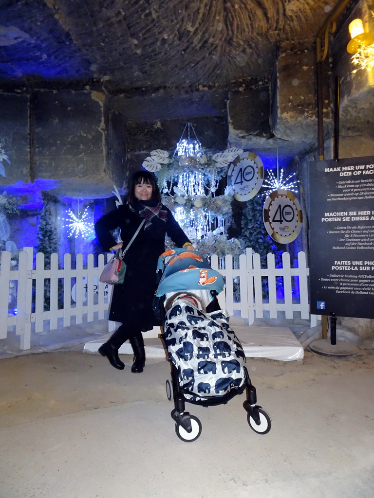 Miaomiao and Max at the christmas market at the Municipal Cave