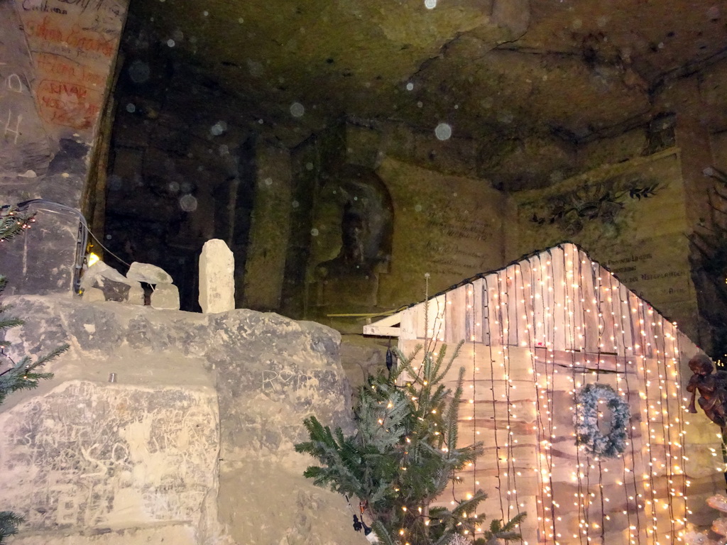 Wall drawings and christmas decorations at the christmas market at the Municipal Cave