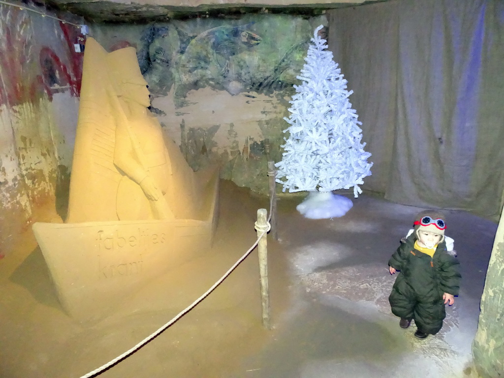 Max with a christmas tree and a sand sculpture of the Fabeltjeskrant, at the Winter Wonderland Valkenburg at the Wilhelmina Cave