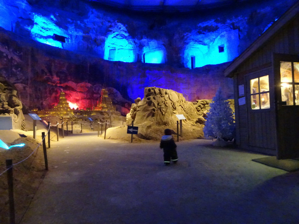 Max and the sand sculptures at the Winter Wonderland Valkenburg at the Wilhelmina Cave