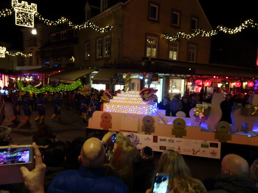 Christmas parade at the crossing of the Grotestraat Centrum street and the Berkelstraat street, by night