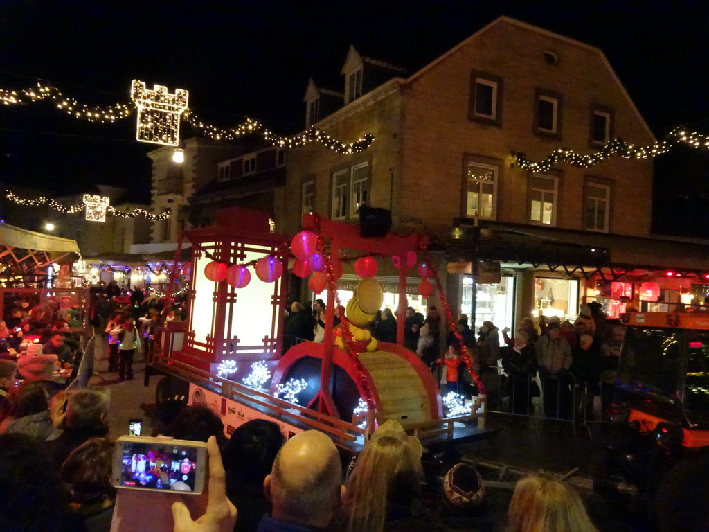 Christmas parade at the crossing of the Grotestraat Centrum street and the Berkelstraat street, by night