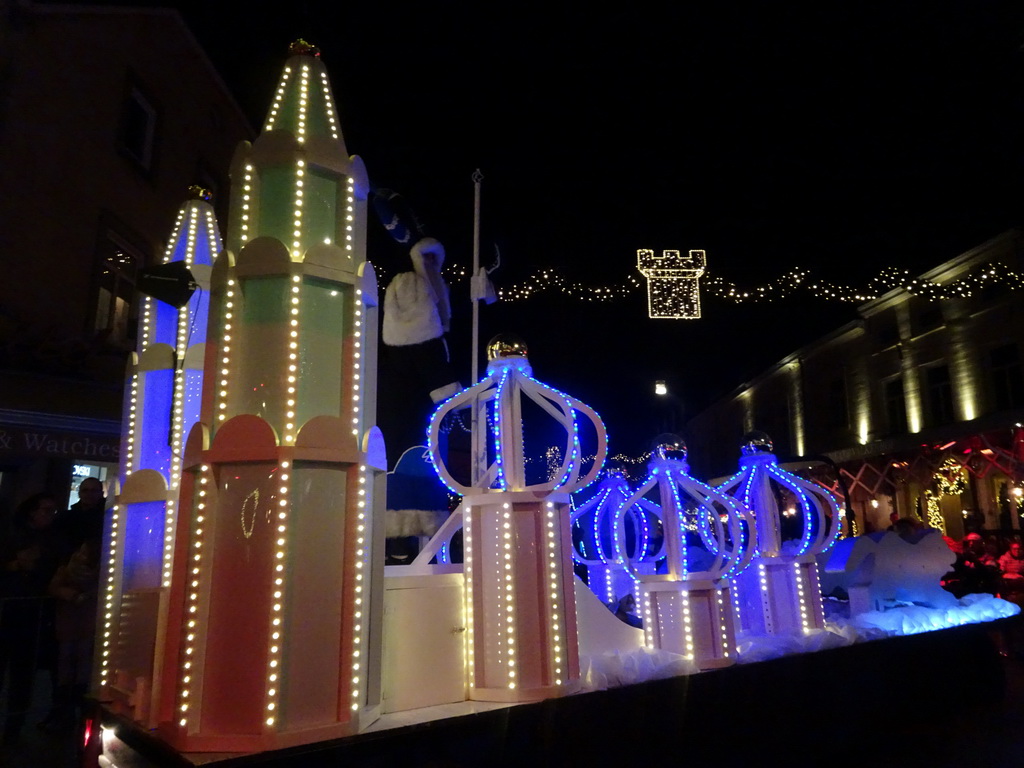 Christmas parade at the crossing of the Grotestraat Centrum street and the Berkelstraat street, by night