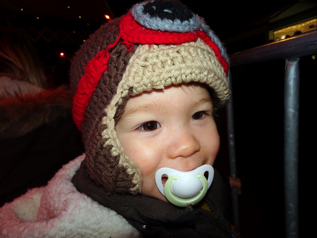 Max looking at the christmas parade at the Grotestraat Centrum street, by night