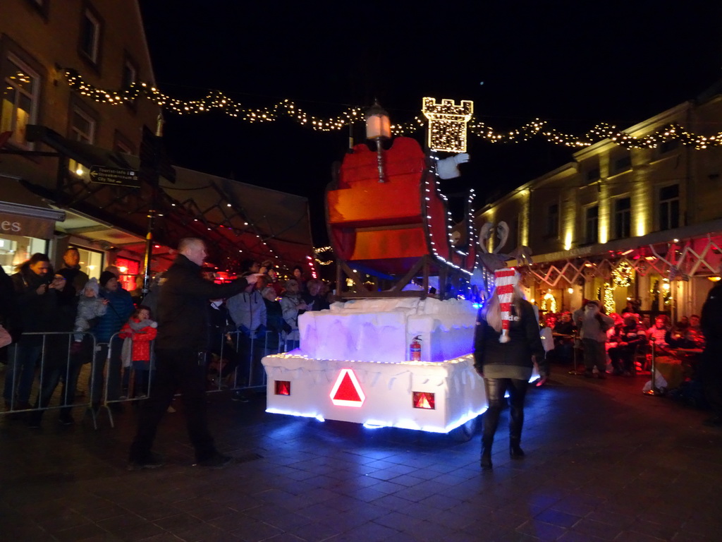 Santa claus at the christmas parade at the crossing of the Grotestraat Centrum street and the Berkelstraat street, by night