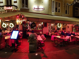 Front of the Restaurant Bombarino at the crossing of the Grotestraat Centrum street and the Muntstraat street, by night