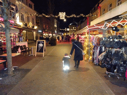 Miaomiao and Max at the Berkelstraat street, by night