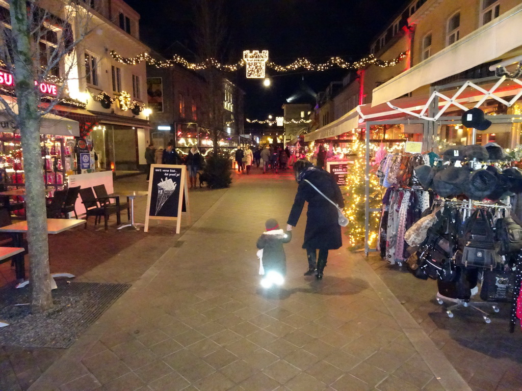 Miaomiao and Max at the Berkelstraat street, by night